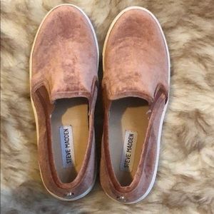 Baby Pink Velvet Steve Madden Slip On’s